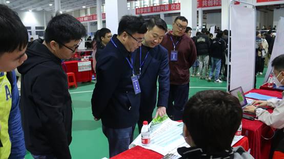 说明: I:\管媒学院\2023\7--就业工作\双选会照片\双选会\双选会\IMG_8044.jpg