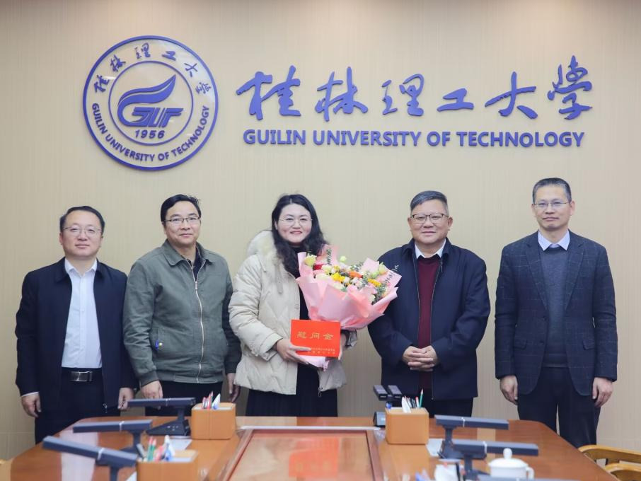 学校领导慰问太阳成集团tyc151cc困难职工、困难党员