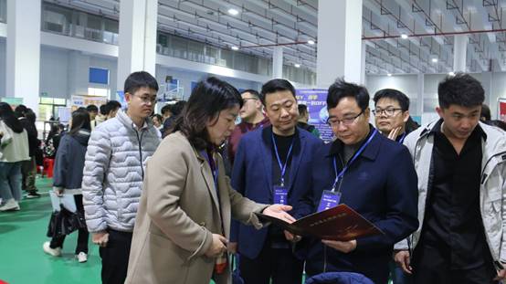 说明: I:\管媒学院\2023\7--就业工作\双选会照片\双选会\双选会\IMG_8094.jpg