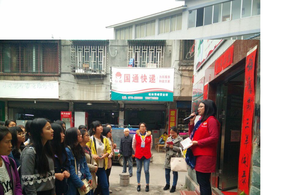 图四 2015级学生在篦子园居家养老服务中心参观学习