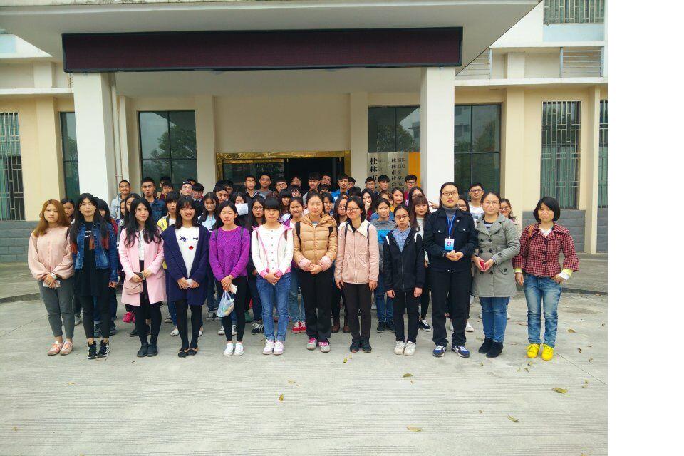 图二   在桂林市救助站和民办社工机构孵化基地合影