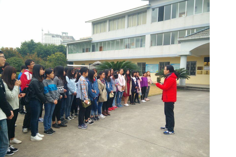 图三  2015级社工学生在救助站参观学习